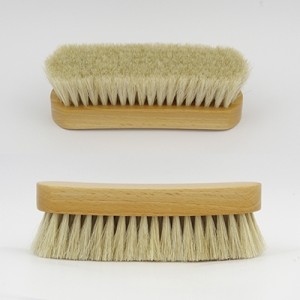 Les traditionnelles brosses poils blanc en bois - Andrée Jardin