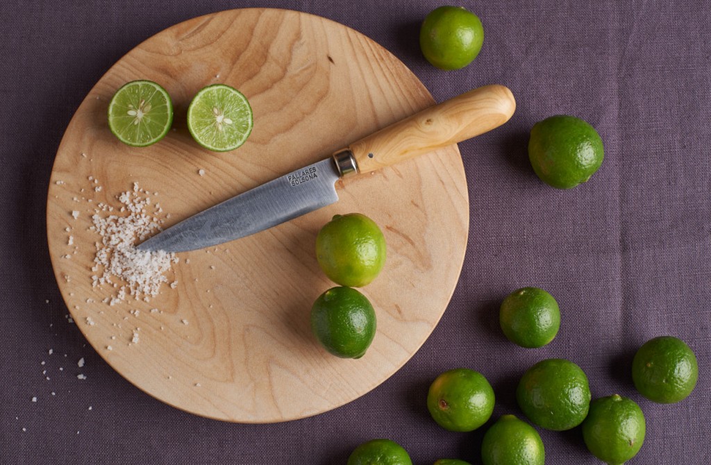 Couteaux sur une planche en bois avec citrons Pallares Solsona
