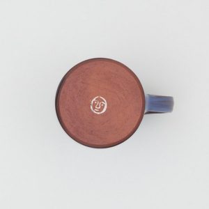 La tasse de café en argile rouge vue de dessous - Tender