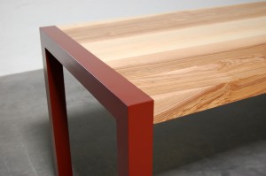 Table en bois et métal constante armeta rouge