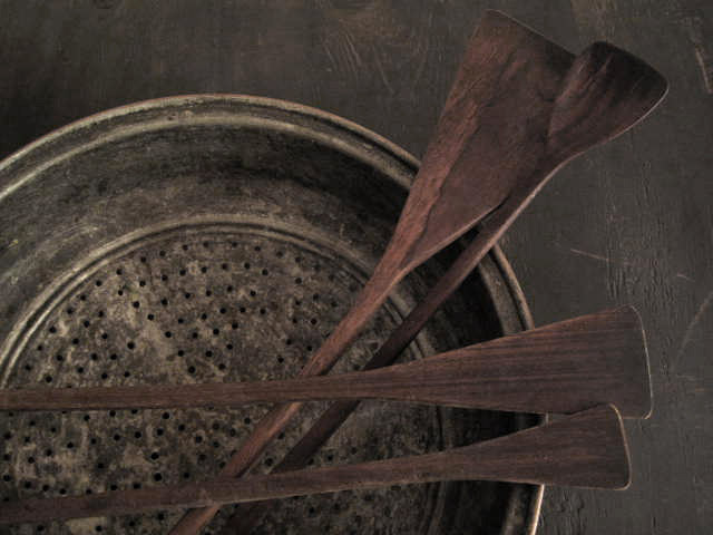 set de spatules en bois dans un bol kirsten hecktermann