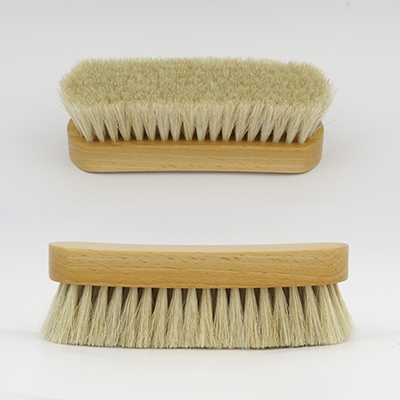 Les traditionnelles brosses poils blanc en bois - Andrée Jardin